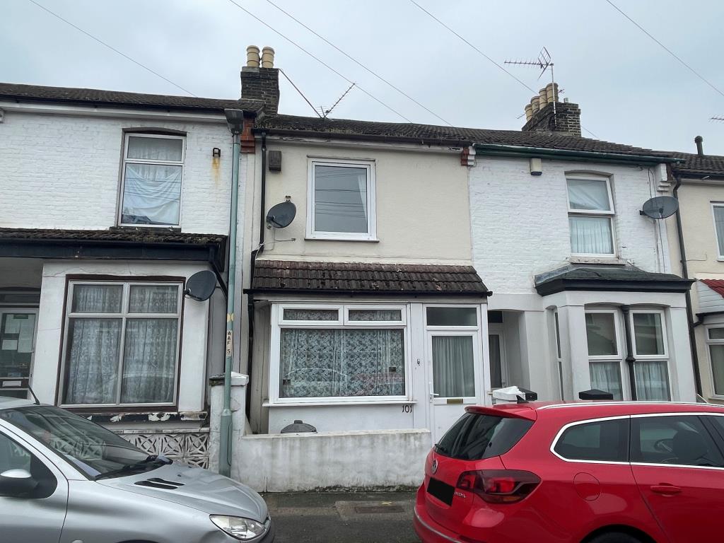 Lot: 79 - MID-TERRACE HOUSE FOR INVESTMENT - Mid-terraced house with bay window